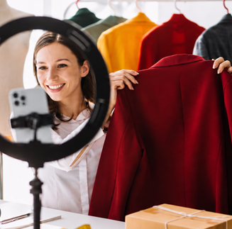 LIVESHOPPING: come funziona il trend social che trasforma una diretta web in e-commerce